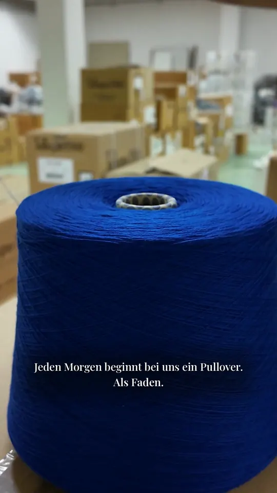 Bild aus dem fertigen Reel: eine blaue Garnspule