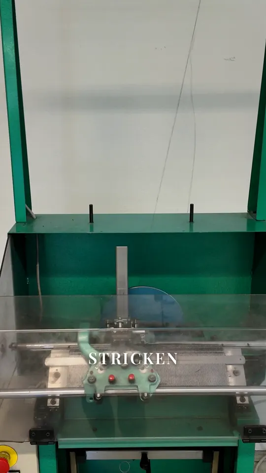 Bild aus dem Reel: die Strickmaschine läuft